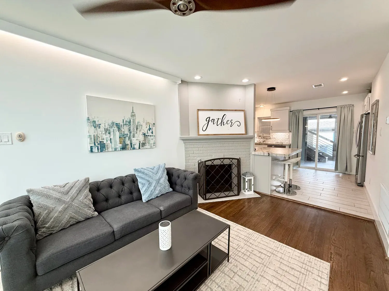Avondale Retreat living room, furnished apartment in Texas Medical Center / Montrose, Houston