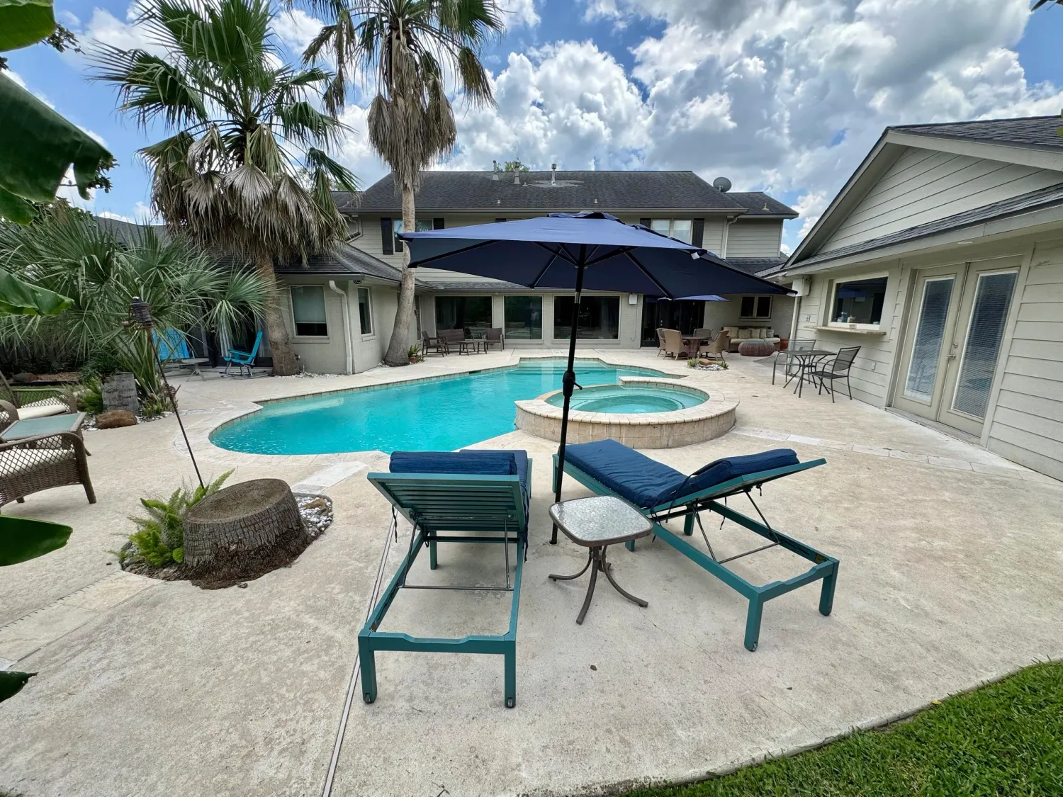 Casa Blanca exterior, furnished house in Texas Medical Center / Meyerland, Houston — luxury furnished housing in Houston