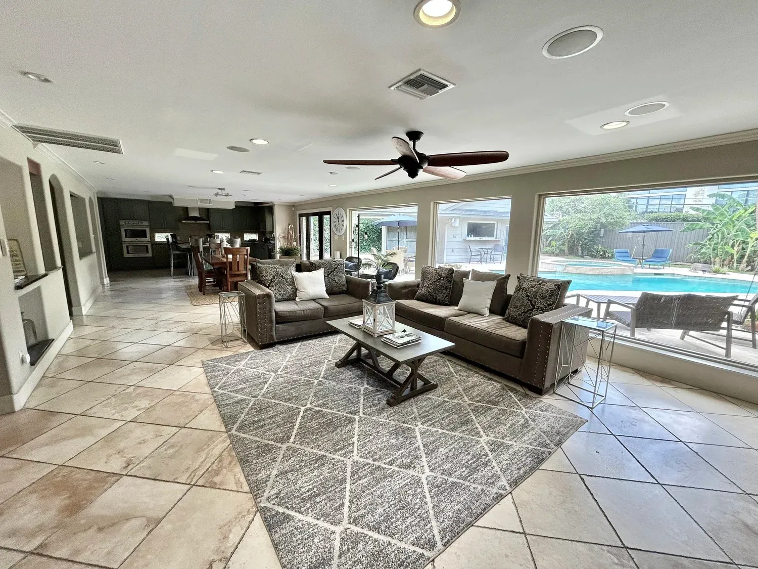 Casa Blanca living room, furnished house in Texas Medical Center / Meyerland, Houston — luxury furnished housing in Houston