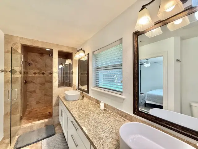 Casa Emilio primary bathroom, furnished house in Texas Medical Center / Meyerland, Houston — luxury furnished housing in Houston