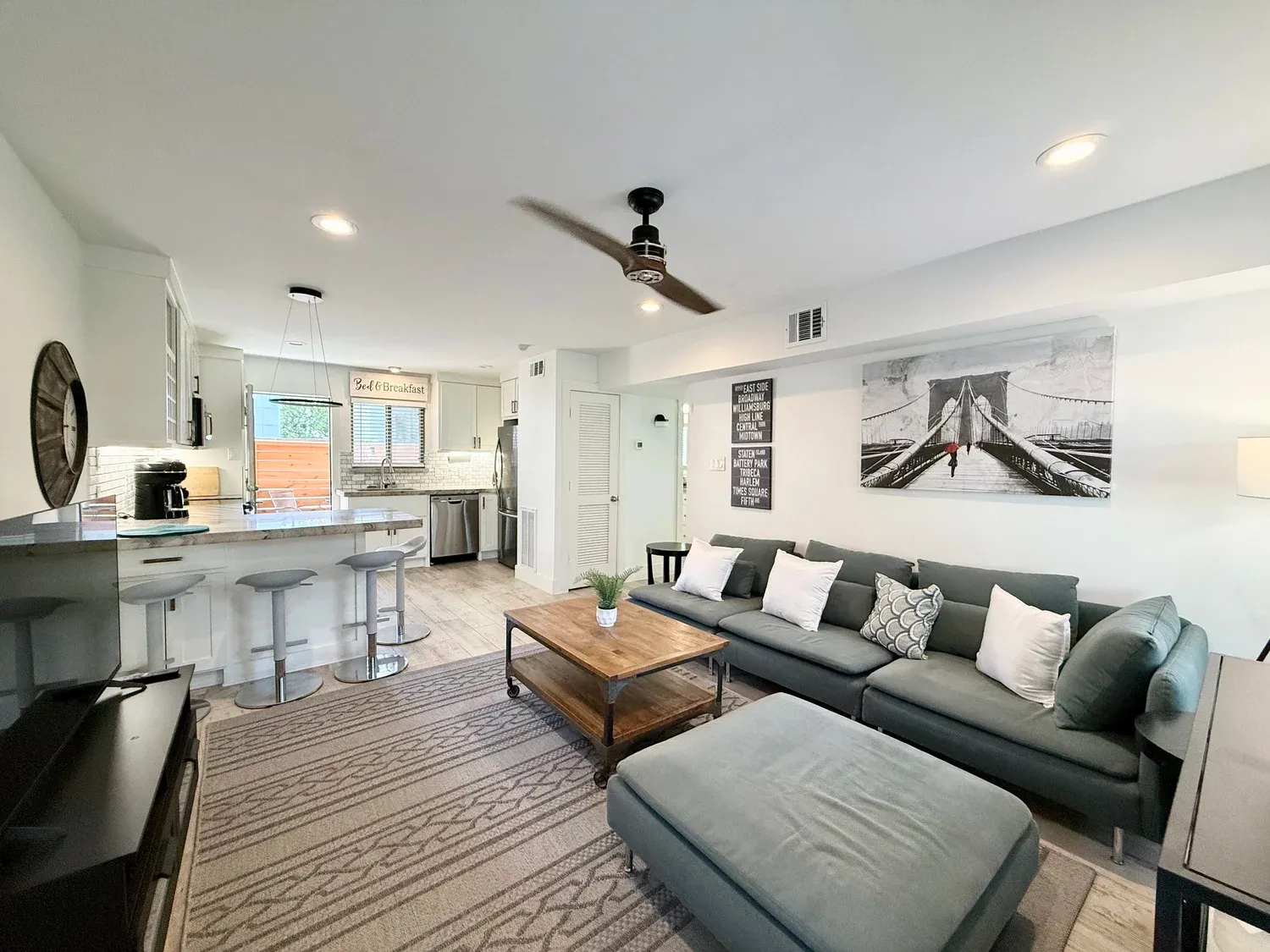 Med Center Retreat living room, furnished apartment in Texas Medical Center, Houston