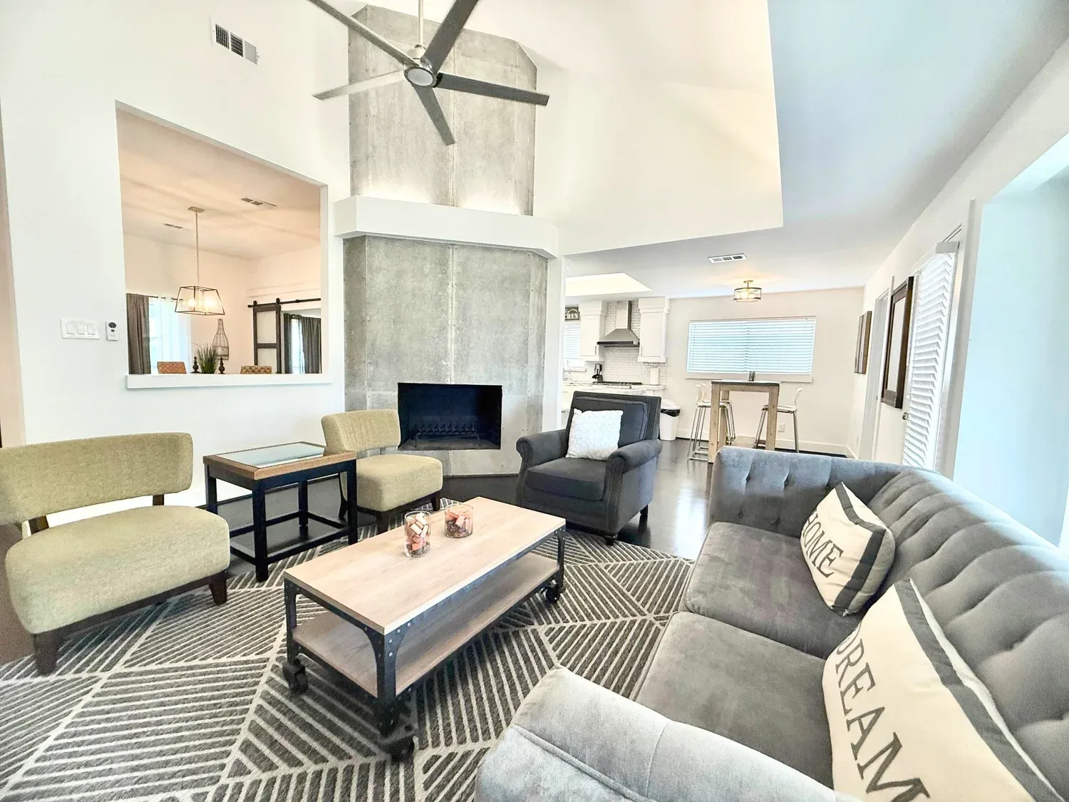 LUXURWAY offers private fully-furnished homes and furnished apartments for rent for short term rentals and extended stay rentals in Houston.